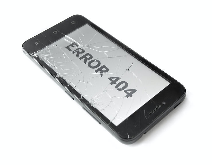 téléphone à l'écran cassé affichant Error 404
